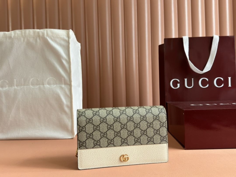 G*u*i wallets & purse